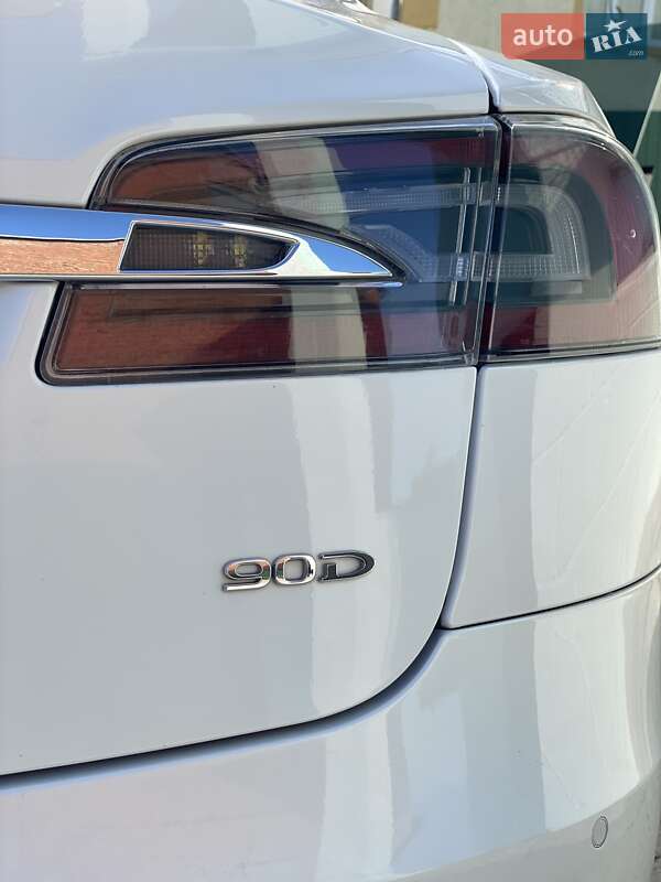 Лифтбек Tesla Model S 2016 в Львове