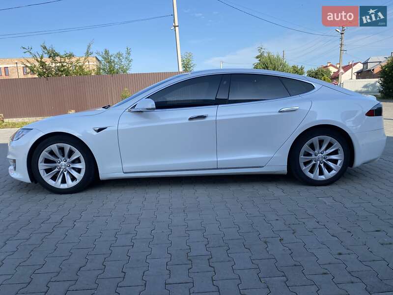 Лифтбек Tesla Model S 2016 в Львове