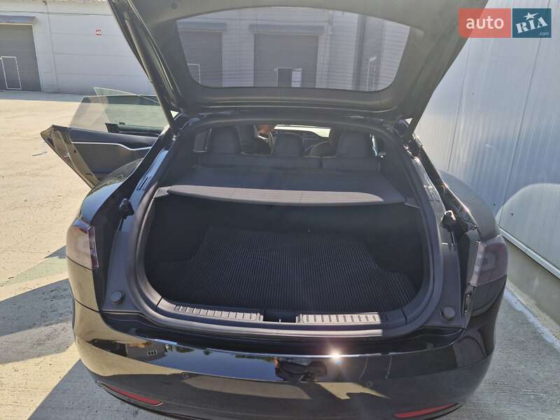 Ліфтбек Tesla Model S 2020 в Димері