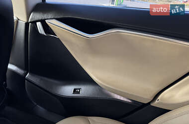 Лифтбек Tesla Model S 2013 в 