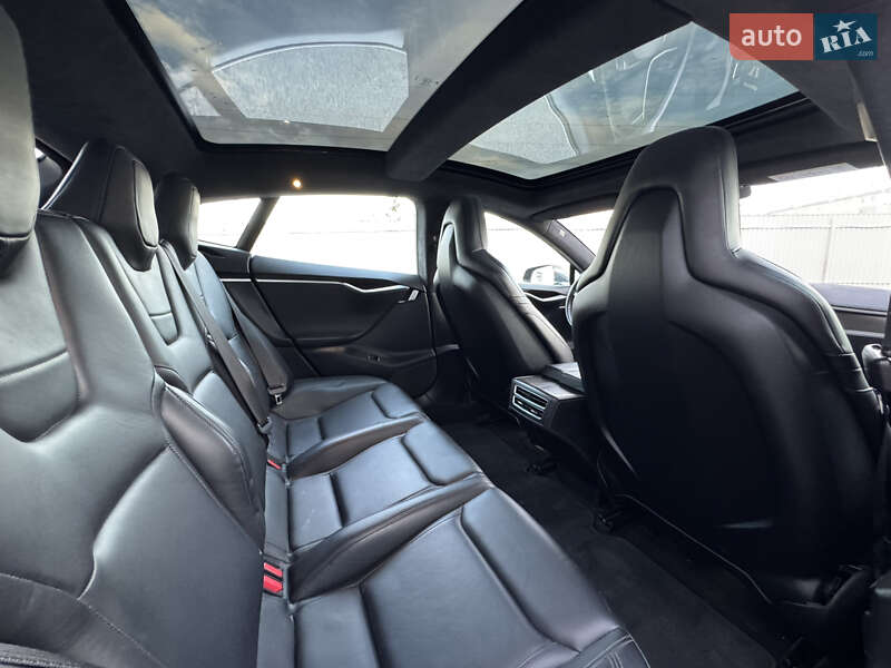 Лифтбек Tesla Model S 2015 в Виннице