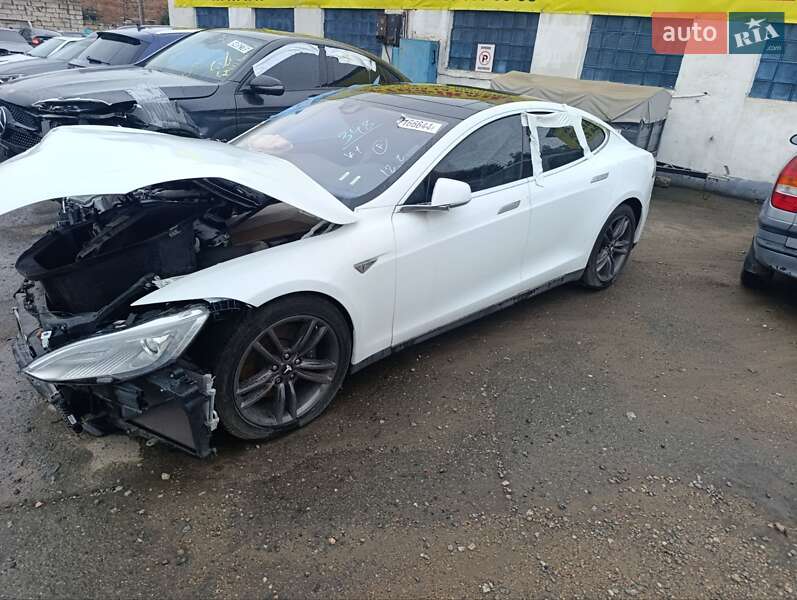 Лифтбек Tesla Model S 2015 в Николаеве