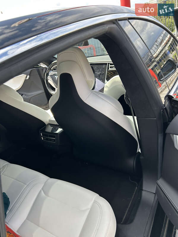 Лифтбек Tesla Model S 2017 в Львове