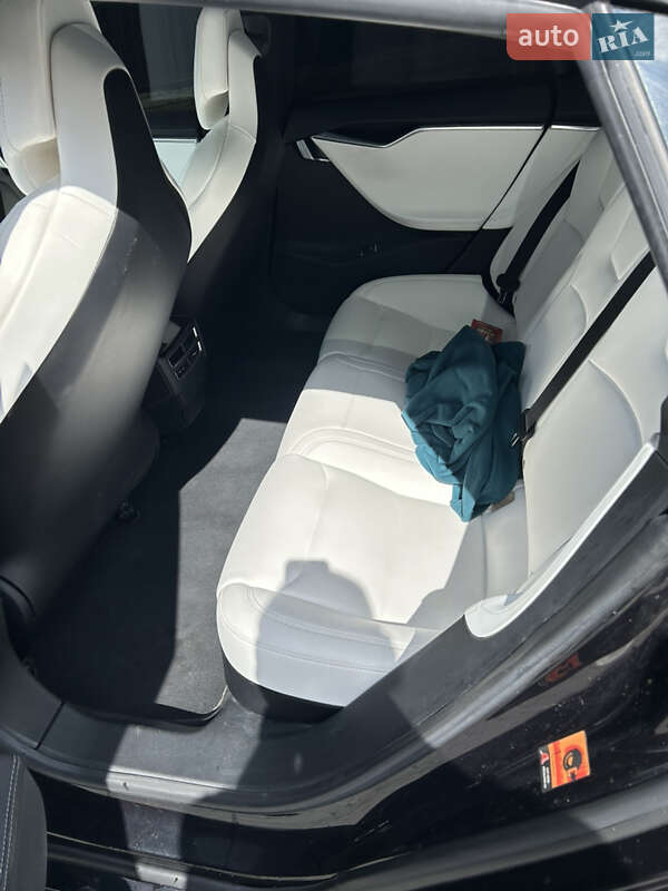 Лифтбек Tesla Model S 2017 в Львове