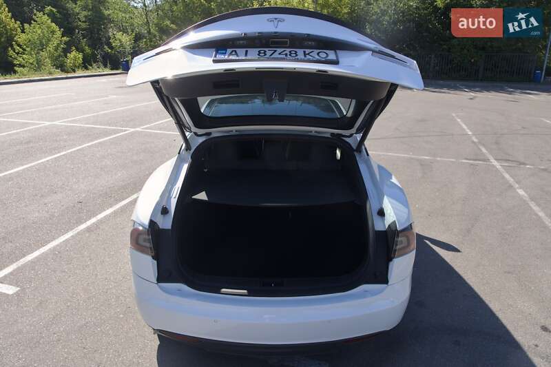 Лифтбек Tesla Model S 2015 в Ирпене