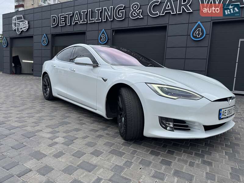 Tesla Model S 2020