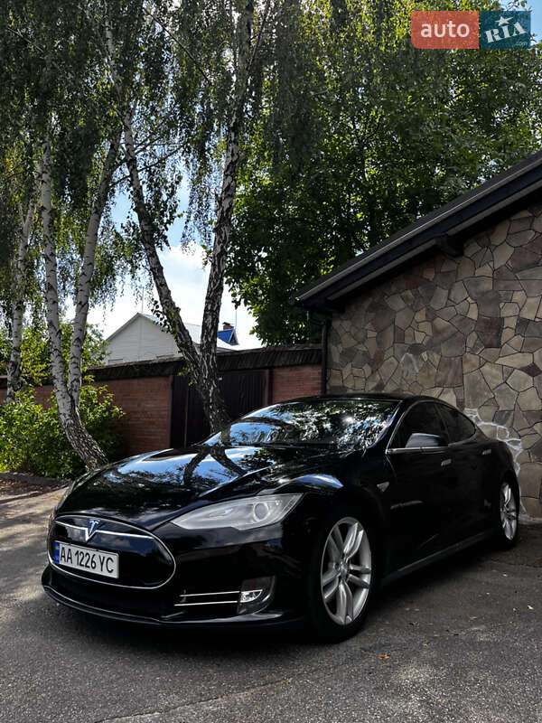 Лифтбек Tesla Model S 2013 в 