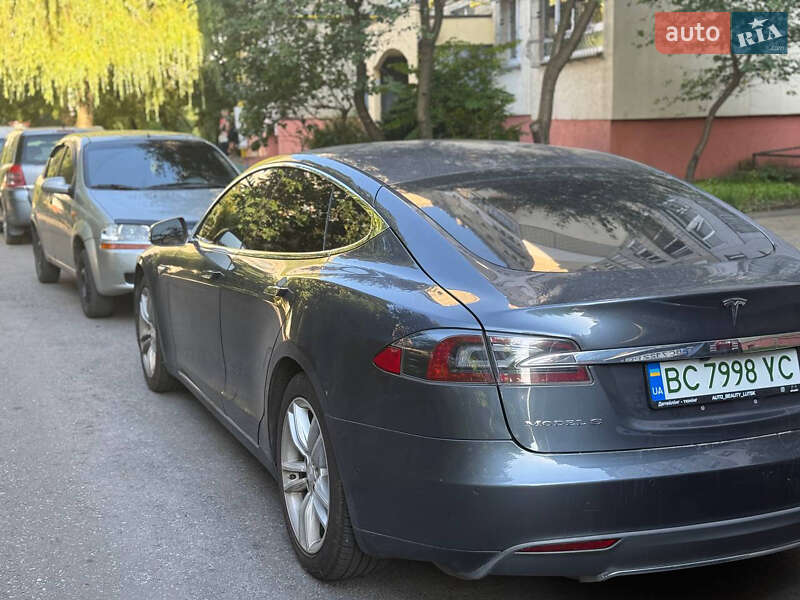 Лифтбек Tesla Model S 2015 в Львове