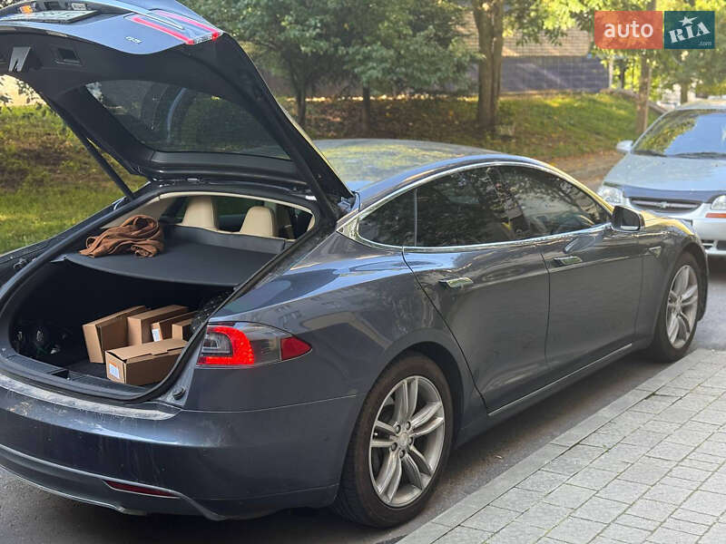 Лифтбек Tesla Model S 2015 в Львове