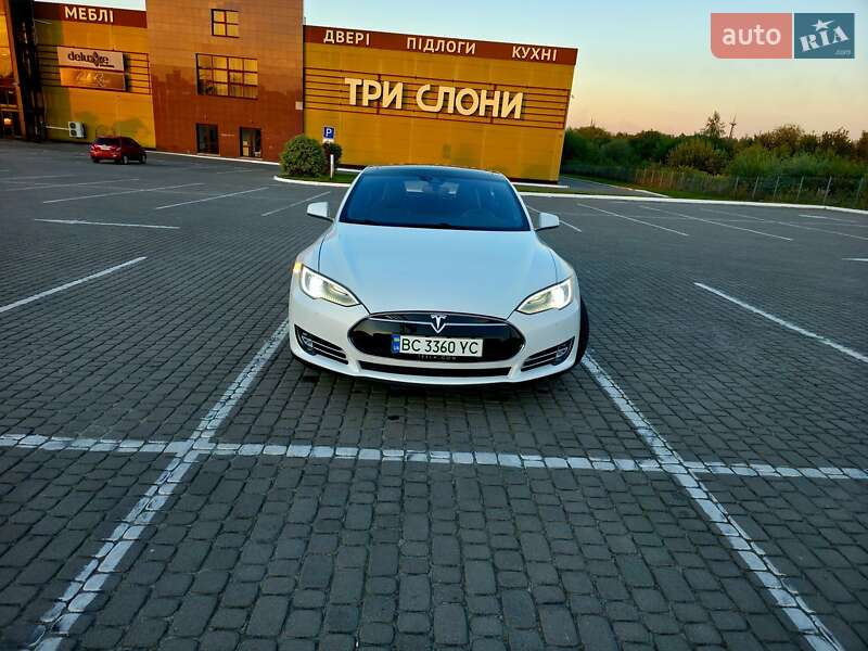 Ліфтбек Tesla Model S 2015 в Львові