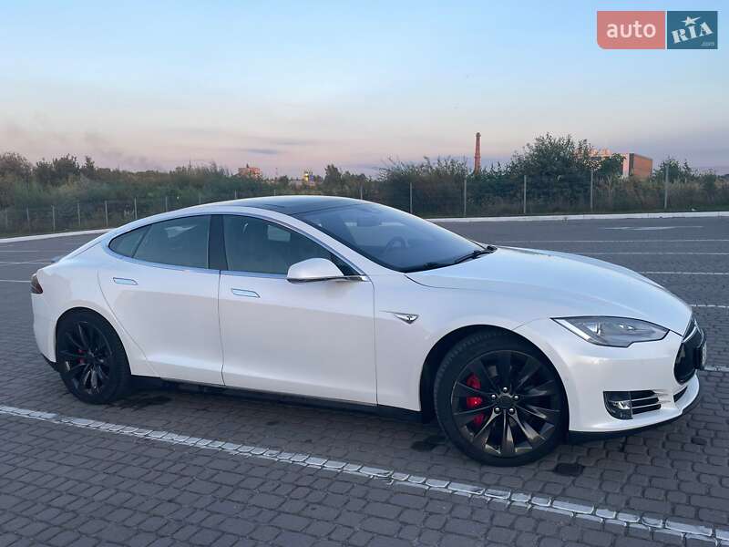 Ліфтбек Tesla Model S 2015 в Львові
