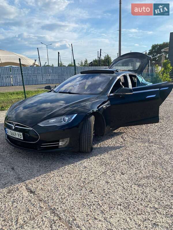 Лифтбек Tesla Model S 2015 в Киеве