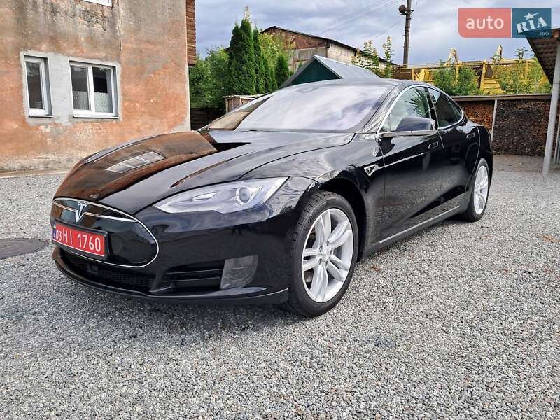 Лифтбек Tesla Model S 2015 в 