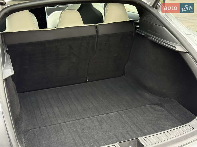 Лифтбек Tesla Model S 2017 в Ивано-Франковске