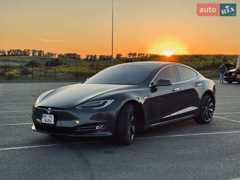 Ліфтбек Tesla Model S 2016 в Острозі