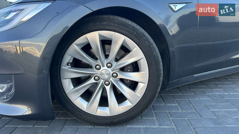 Лифтбек Tesla Model S 2016 в Львове