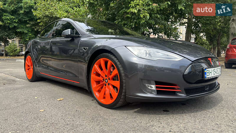 Tesla Model S 2015