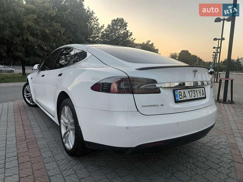 Лифтбек Tesla Model S 2014 в Днепре
