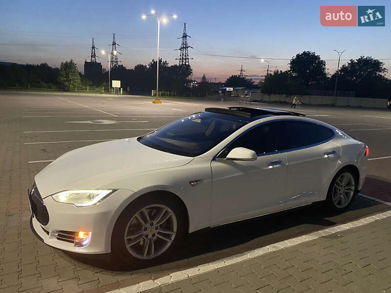 Ліфтбек Tesla Model S 2013 в 