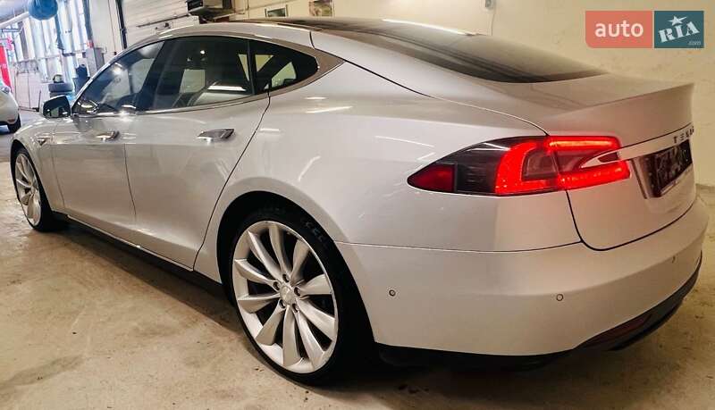 Ліфтбек Tesla Model S 2015 в Києві