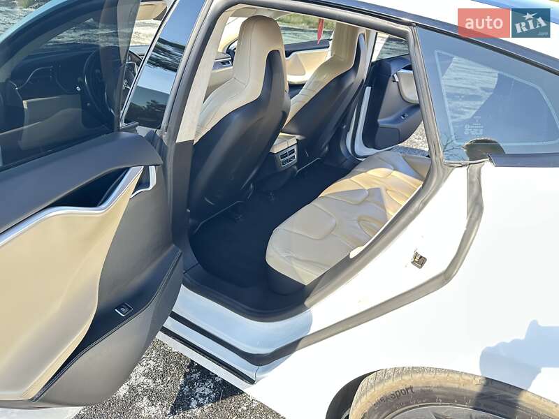 Лифтбек Tesla Model S 2016 в Черкассах