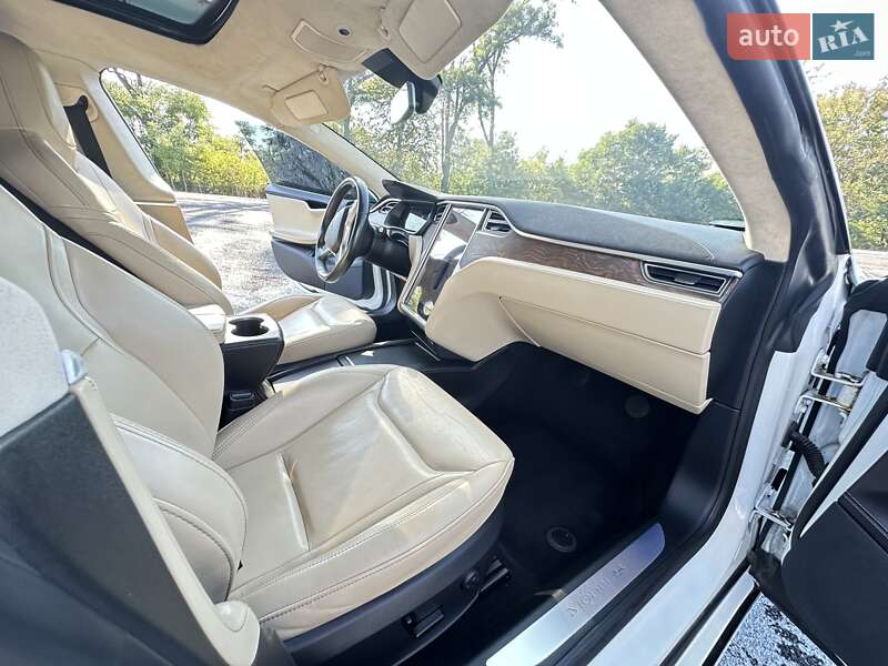 Лифтбек Tesla Model S 2016 в Черкассах