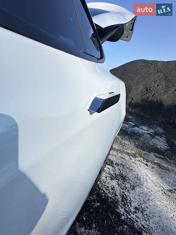 Лифтбек Tesla Model S 2016 в Черкассах