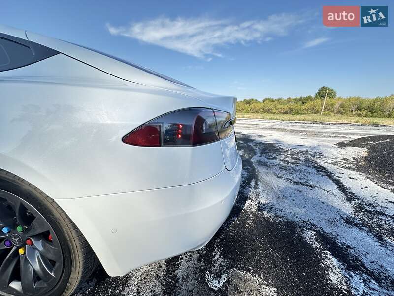 Лифтбек Tesla Model S 2016 в Черкассах