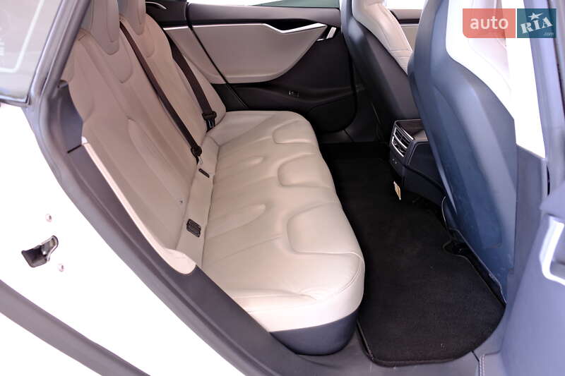 Ліфтбек Tesla Model S 2016 в Одесі