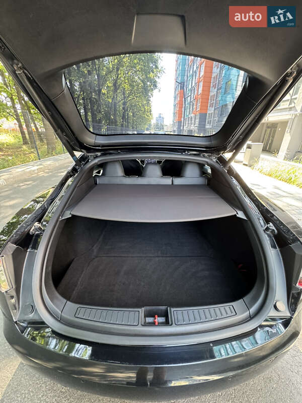 Лифтбек Tesla Model S 2017 в Чернигове