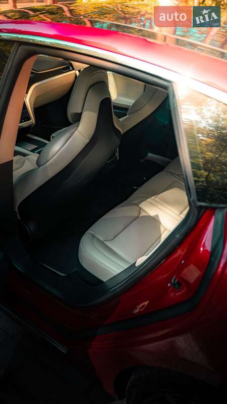 Лифтбек Tesla Model S 2017 в Львове