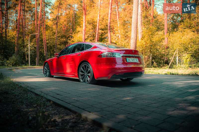 Лифтбек Tesla Model S 2017 в Львове