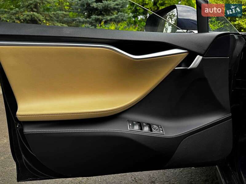 Лифтбек Tesla Model S 2015 в Киеве