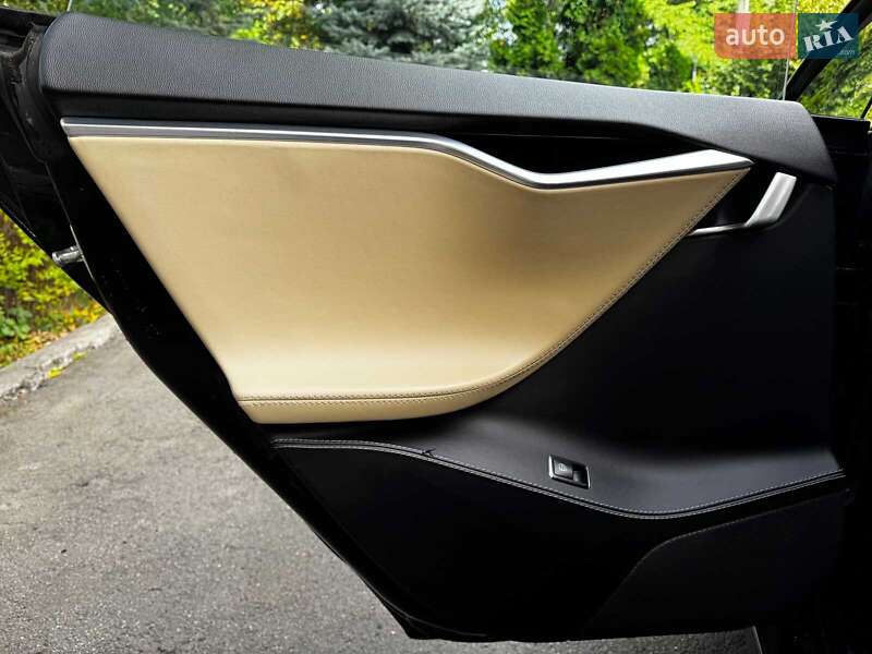 Лифтбек Tesla Model S 2015 в Киеве