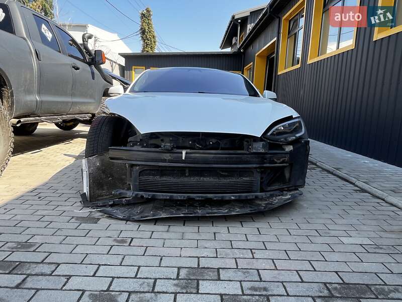 Лифтбек Tesla Model S 2018 в Киеве