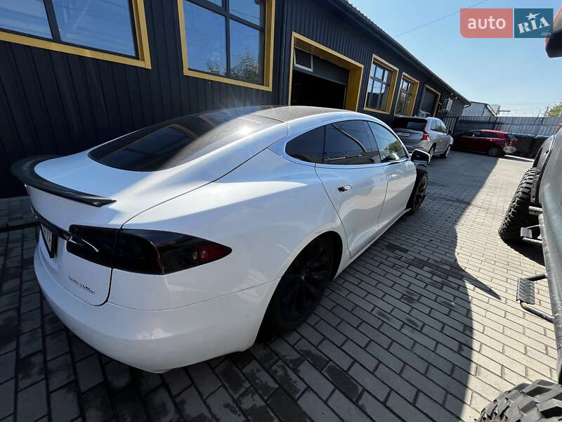 Лифтбек Tesla Model S 2018 в Киеве