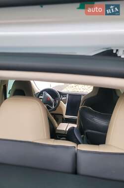 Лифтбек Tesla Model S 2015 в 