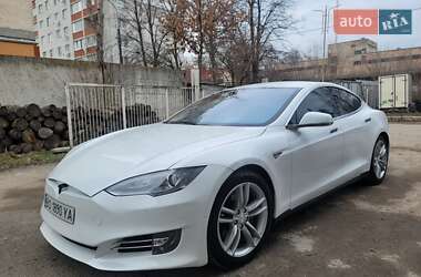 Лифтбек Tesla Model S 2015 в 