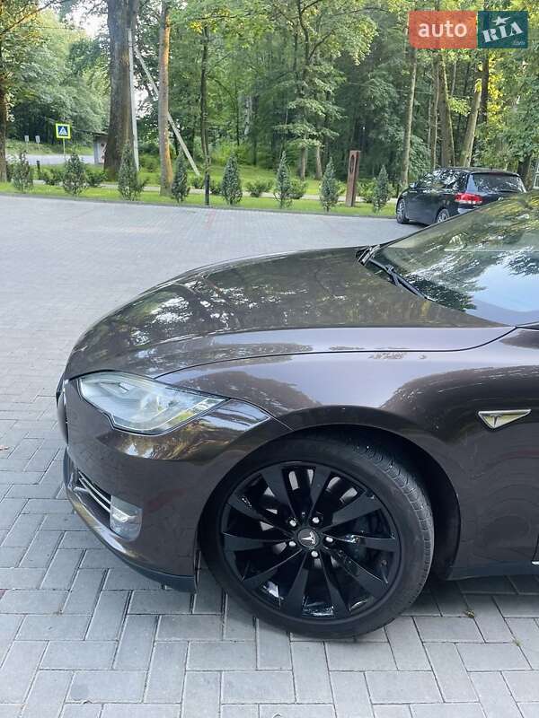 Лифтбек Tesla Model S 2013 в Киверцах