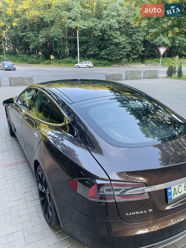 Лифтбек Tesla Model S 2013 в Киверцах