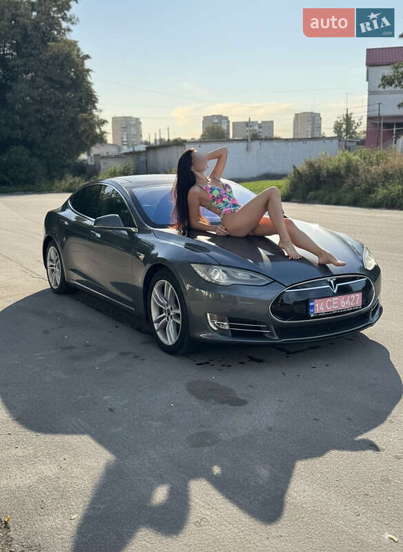 Лифтбек Tesla Model S 2013 в 