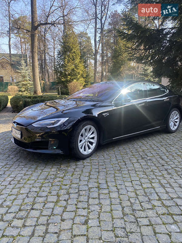 Лифтбек Tesla Model S 2017 в Ирпене
