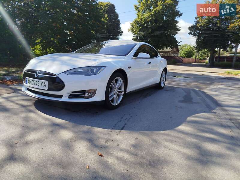 Ліфтбек Tesla Model S 2015 в 