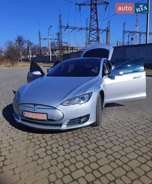 Tesla Model S 2014