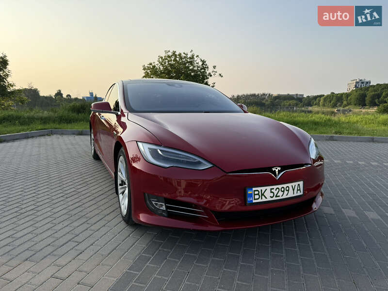 Лифтбек Tesla Model S 2016 в Ровно