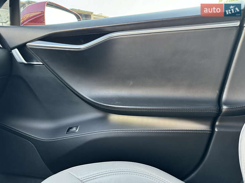 Лифтбек Tesla Model S 2016 в Ровно