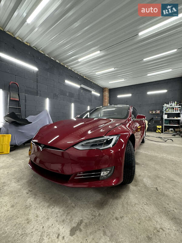 Лифтбек Tesla Model S 2016 в Ровно