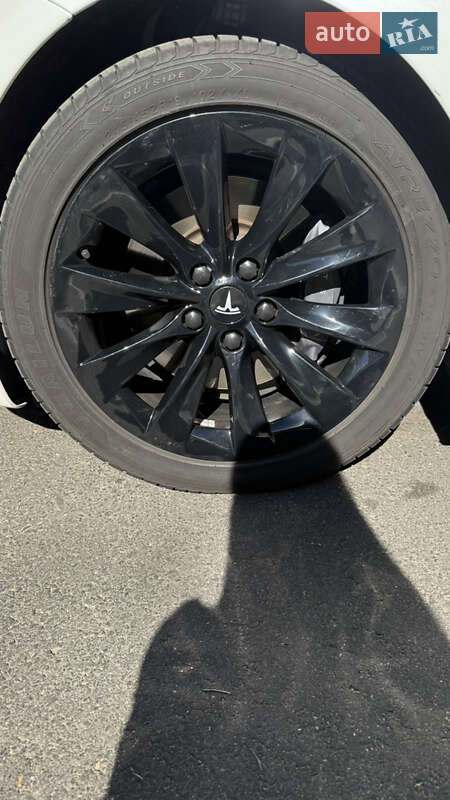 Ліфтбек Tesla Model S 2017 в Черкасах