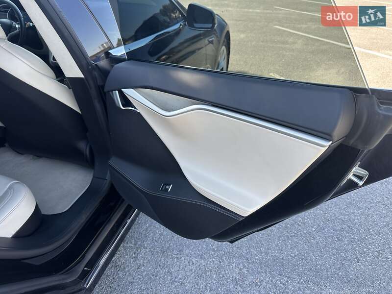 Лифтбек Tesla Model S 2017 в Житомире