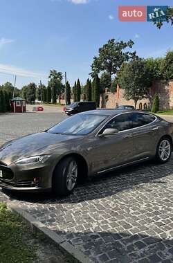 Лифтбек Tesla Model S 2015 в 